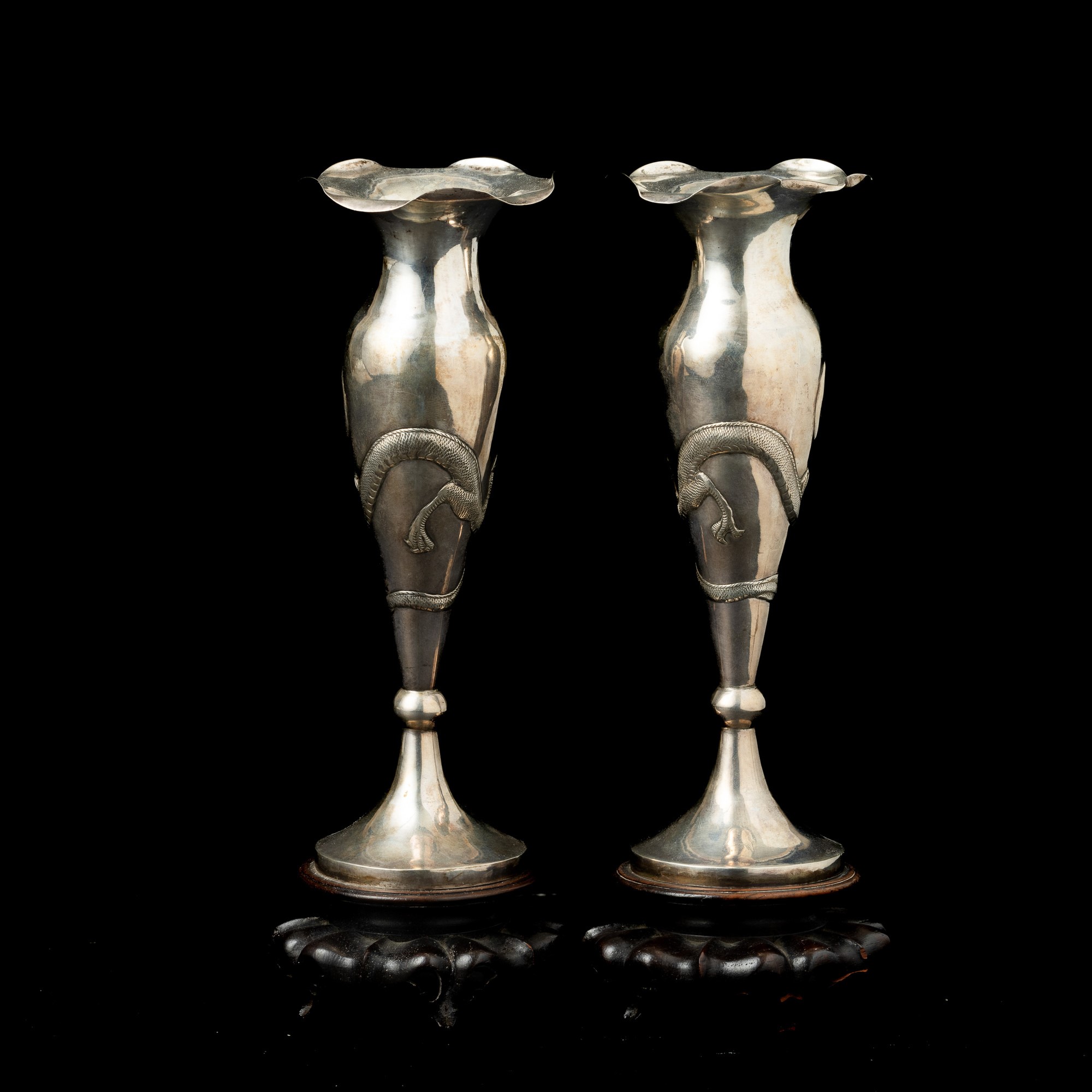 Coppia di Vasi in Argento con Draghi a Rilievo, Giappone, Periodo Meiji (1868-1912)