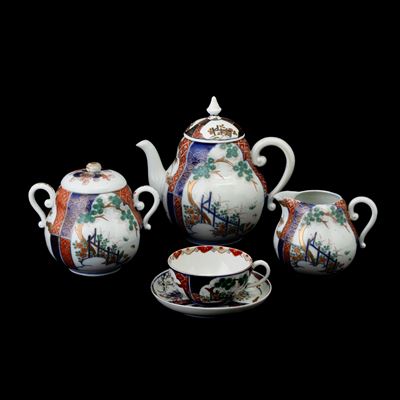 Servizio da tè in porcellana, Giappone, epoca Meiji o Taisho, composto da 11 pezzi