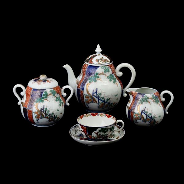 Servizio da tè in porcellana composto da 11 pezzi: 4 tazze, 4 piatti, brocca per il tè, zuccheriera e lattiera, Cina, Dinastia Qing (1644-1912)
