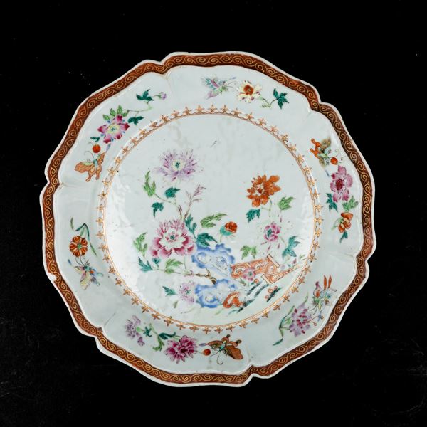 Piatto in porcellana Famiglia Rosa a decoro floreale, Cina, Dinastia Qing, epoca Qianlong (1736-1796)