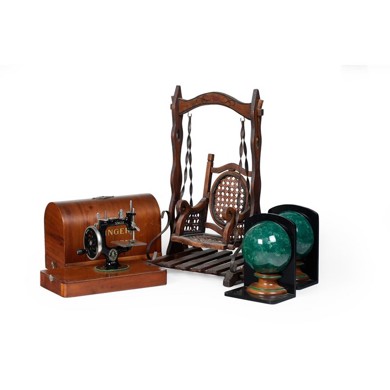 Lotto composto da un modellino di sedia a dondolo, un modellino di macchina da cucire Singer e due fermalibri in forma di semisfere. XX secolo  - Asta Antiquariato - Cambi Casa d'Aste