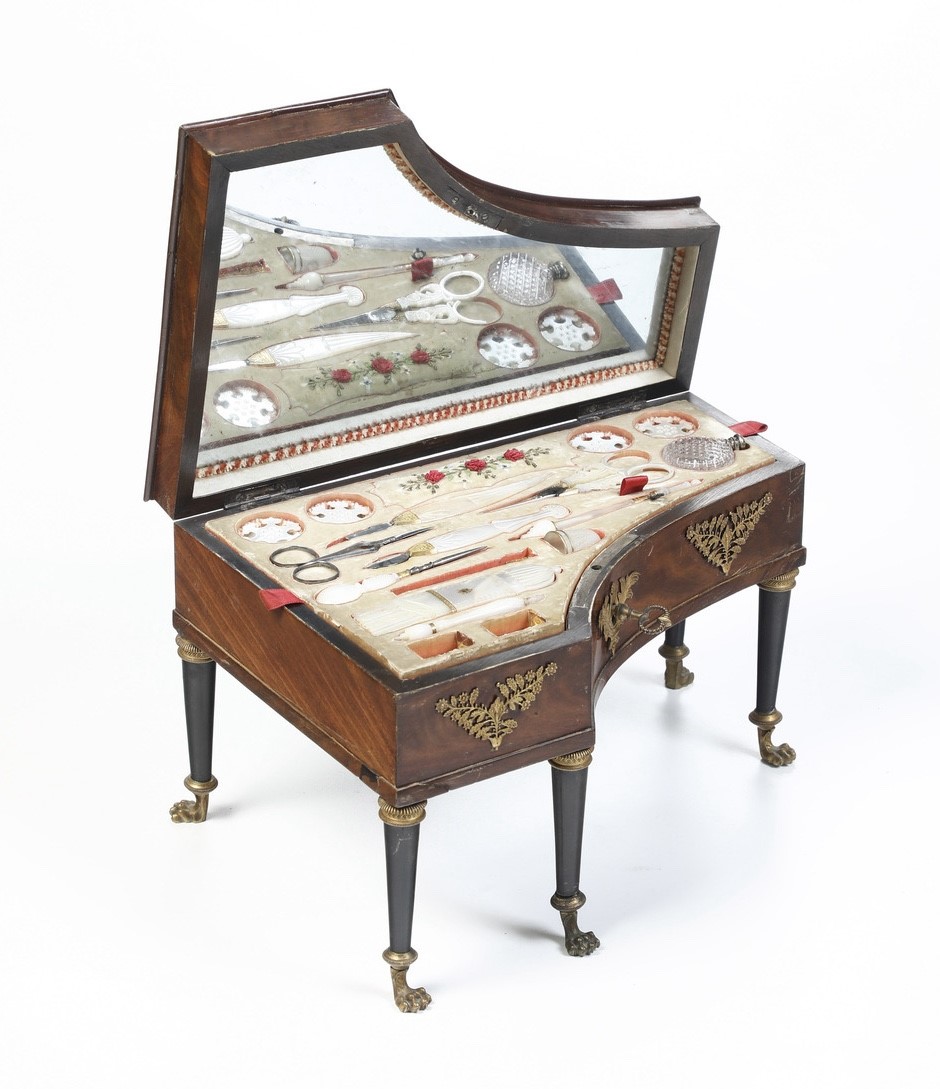 Necessaire in Forma di Modellino di Pianoforte in Legno Lastronato ed Ebanizzato. Attrezzi in Mad...