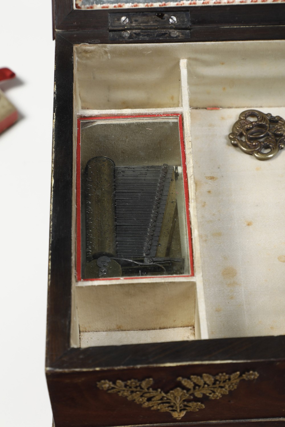 Necessaire in Forma di Modellino di Pianoforte in Legno Lastronato ed Ebanizzato. Attrezzi in Mad...