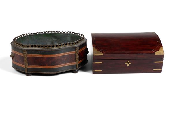 Lotto di una fioriera e una scatola in legno con dettagli in ottone e metallo. XIX-XX secolo