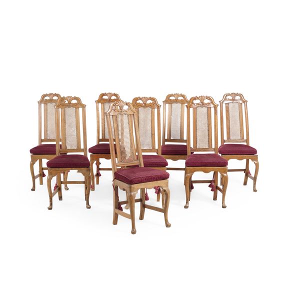 Gruppo di otto sedie in legno intagliato. XVIII secolo