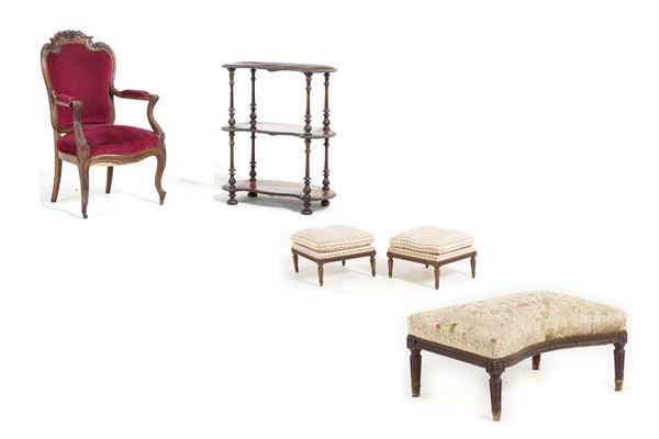 Insieme di 3 poggiapiedi intagliati, una piccola etagere e una poltrona