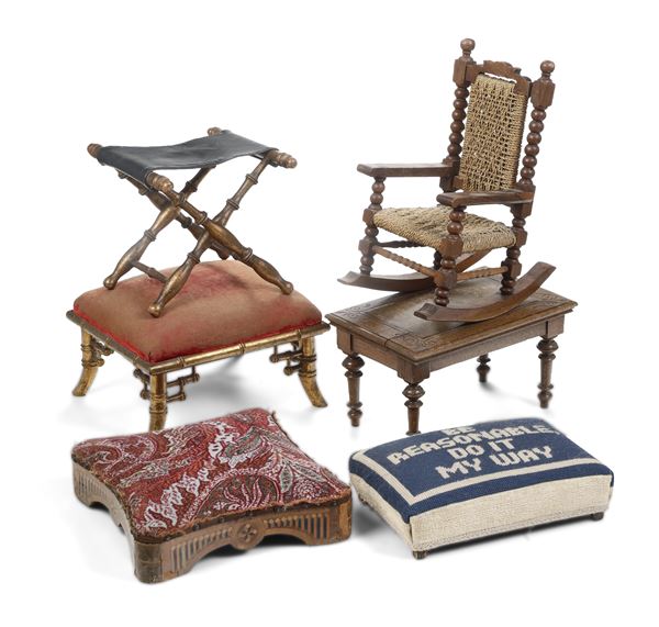 Lotto composto da cinque panchetti e una sedia a dondolo in miniatura. XX secolo