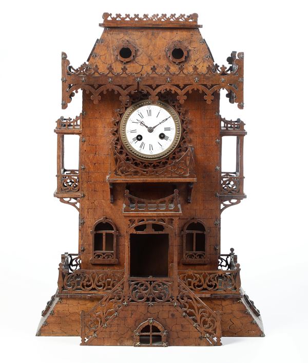 Orologio da tavolo di forma architettonica in legno. XX secolo