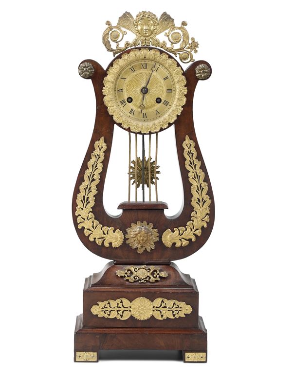 Orologio da appoggio in forma di lira. XIX secolo