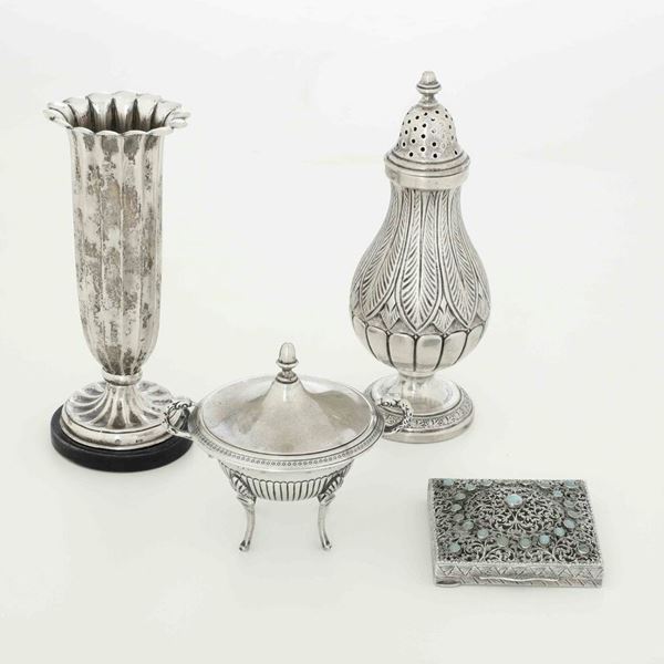 Lotto di quattro oggetti in argento. Varia manifatture italiane del XX secolo