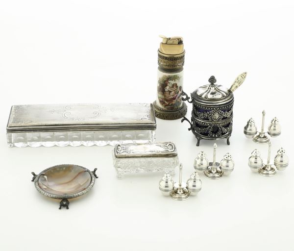 Lotto di piccoli oggetti in argento e altri materiali. XX secolo