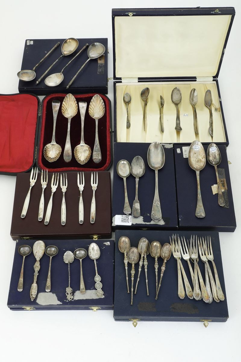 insieme di cucchiai e forchette in argento. Varie manifatture del XX secolo   - Auction Silverware - Cambi Casa d'Aste