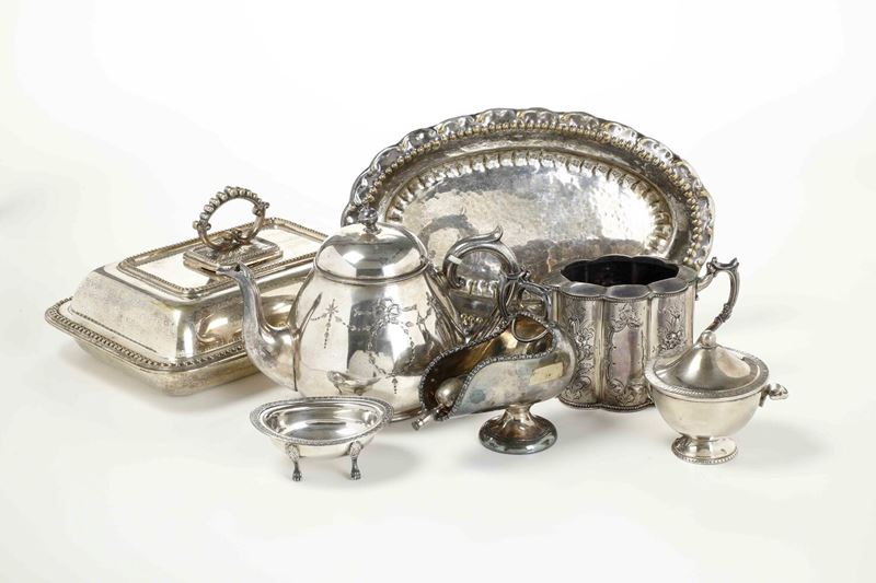 Lotto di oggetti in metallo argentato  - Auction Silverware - Cambi Casa d'Aste