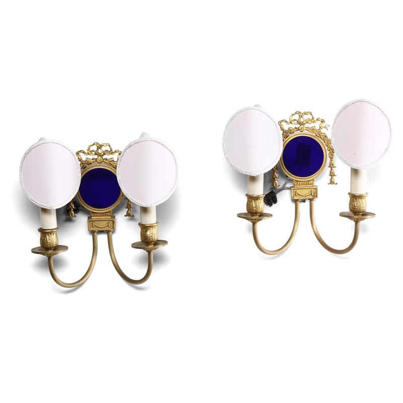 Coppia di appliques in bronzo dorato e vetro blu cobalto. XX secolo  - Auction Antiques - Cambi Casa d'Aste