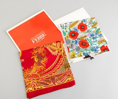 Lotto di 2 Foulard Gucci e Ferré in Seta, Ferré CM 88x84, Gucci 87x43 CM, Difetti, in Buone Condi...