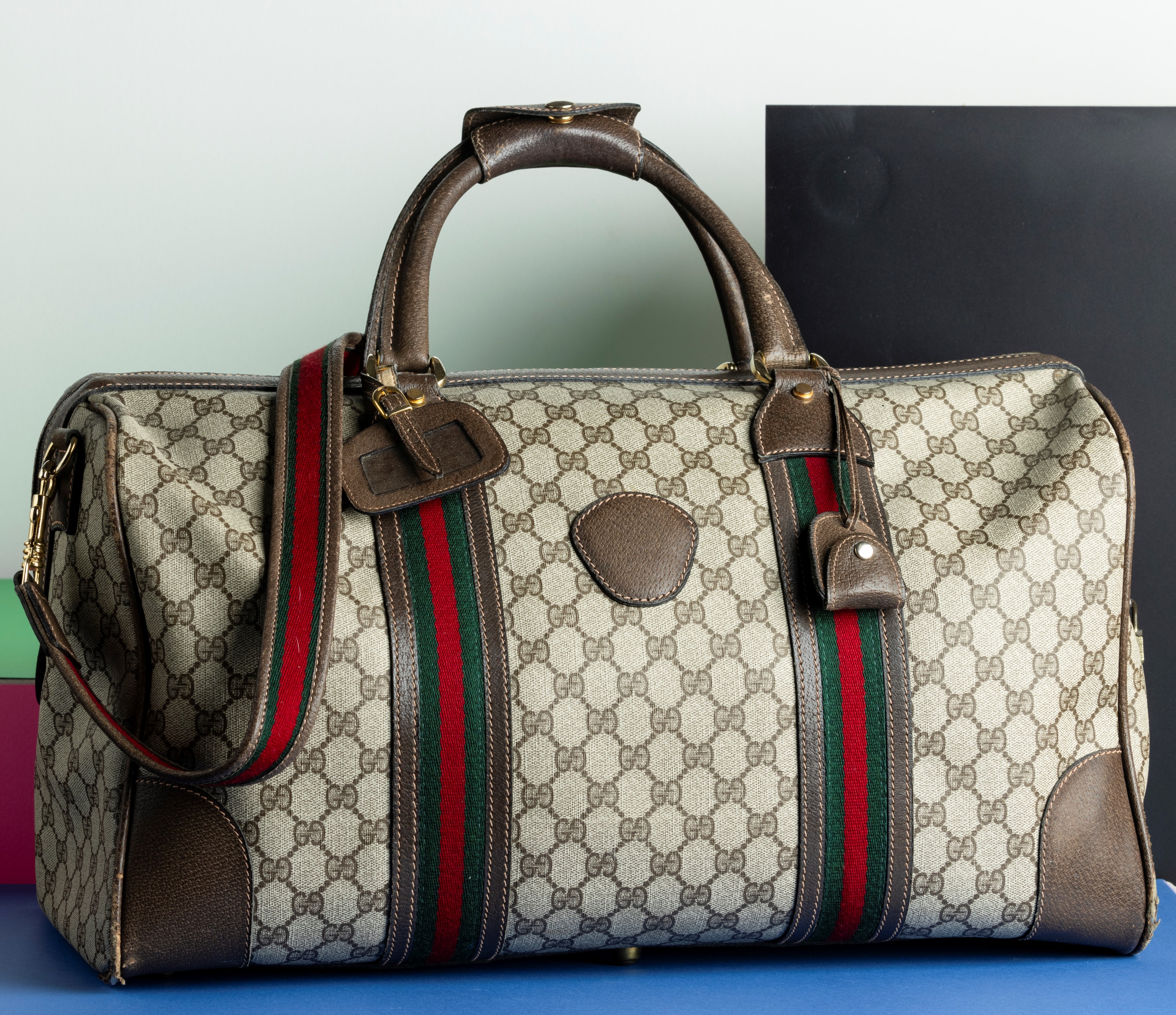 Gucci in Tela e Canvas Monogram con Tracolla, Segni di Usura Evidenti agli Angoli, ai Manici e Du...