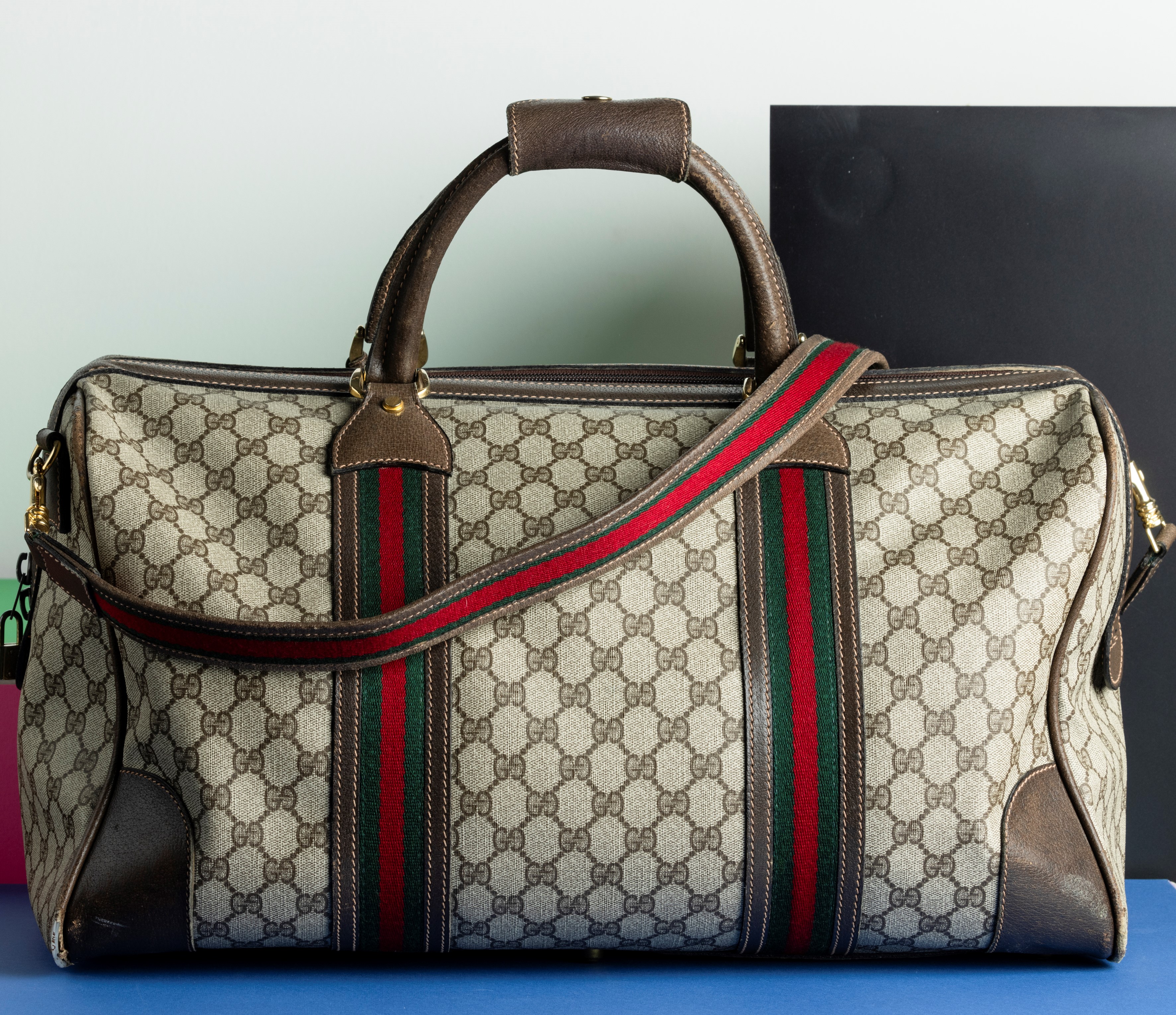 Gucci in Tela e Canvas Monogram con Tracolla, Segni di Usura Evidenti agli Angoli, ai Manici e Du...