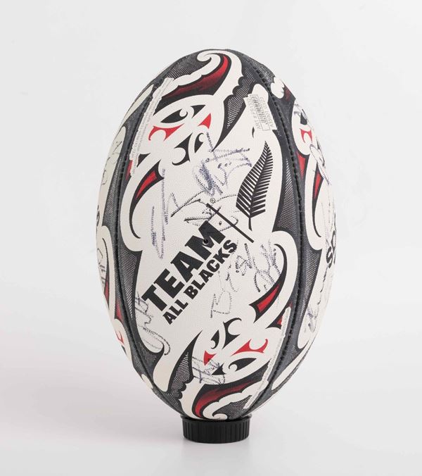 Replay. Pallone ufficiale della squadra di rugby All Blacks della Nuova Zelanda, stagione 2022/23.Il pallone è stato autografato da tutti componenti della rosa Replay. Pallone Rugby All Blacks