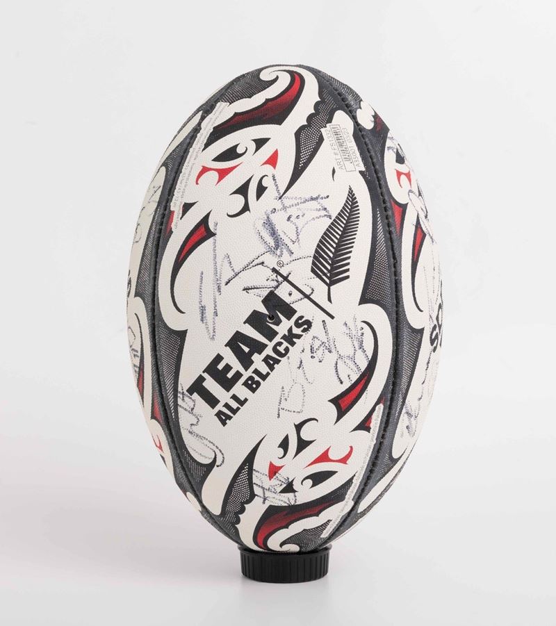 Replay. Pallone ufficiale della squadra di rugby All Blacks della Nuova Zelanda, stagione 2022/23.Il pallone è stato autografato da tutti componenti della rosa Replay. Pallone Rugby All Blacks  - Asta Asta Benefica | Fondazione LAPS X Progetto Arca per Housing Sociale Bodio - Cambi Casa d'Aste