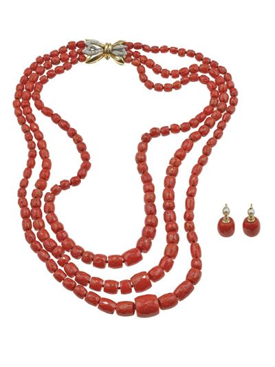Collana a tre fili e orecchini, corallo e diamanti, con montature in oro bianco e oro giallo 750/...