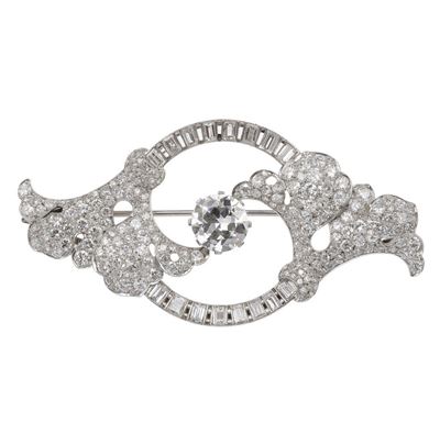 Ravasco, Spilla in diamanti con diamante centrale e pavé di tagli rotondi e baguette