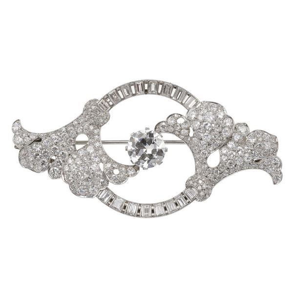 Ravasco. Spilla con diamanti taglio rotondo e baguette, diamante centrale, taglio circular, di ct 2.80 stimato