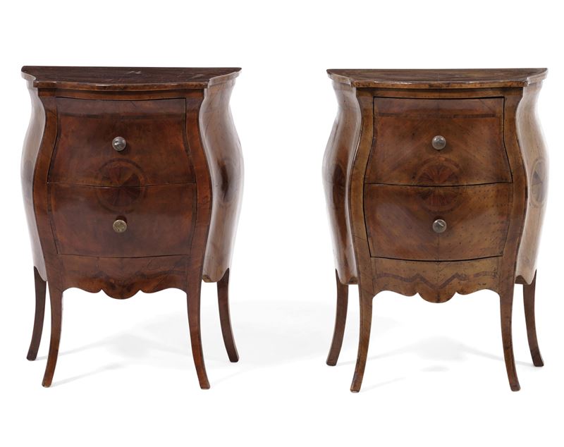 Coppia di comodini di forma mossa lastronati e filettati, in stile  - Auction Antique - Cambi Casa d'Aste