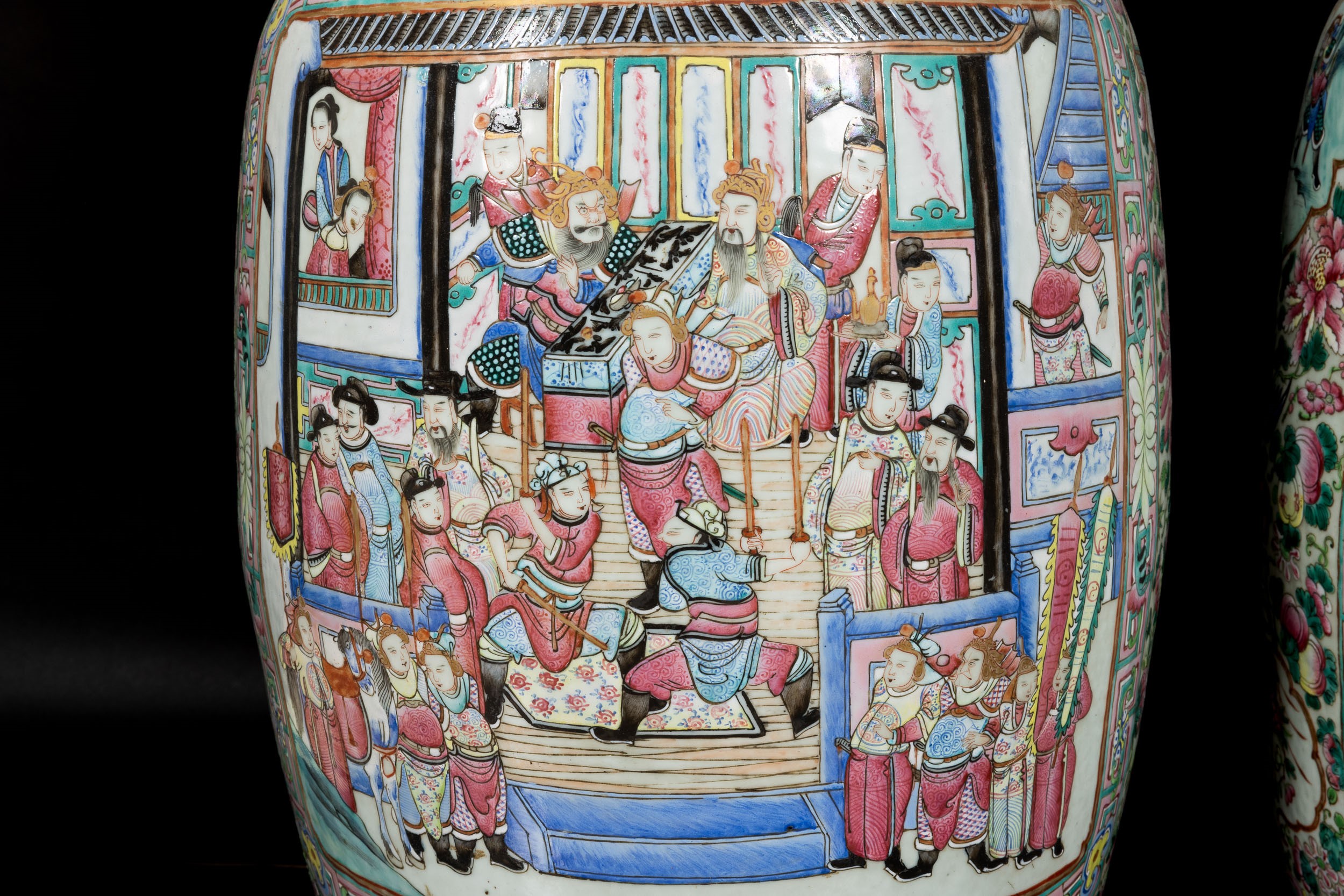 Coppia di Grandi Vasi in Porcellana Famiglia Rosa con Scene di Vita Comune Entro Riserve, Decori ...