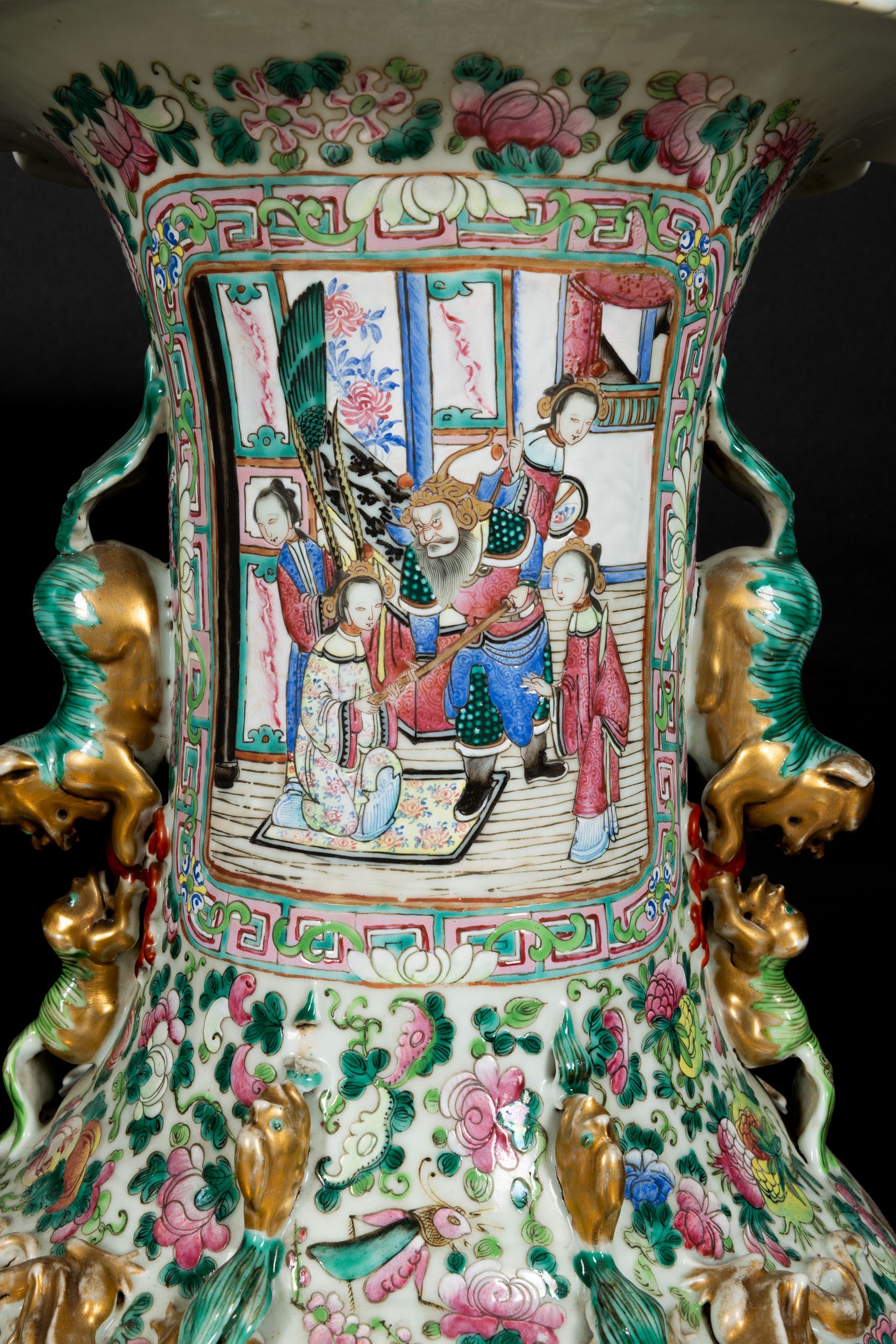 Coppia di Grandi Vasi in Porcellana Famiglia Rosa con Scene di Vita Comune Entro Riserve, Decori ...