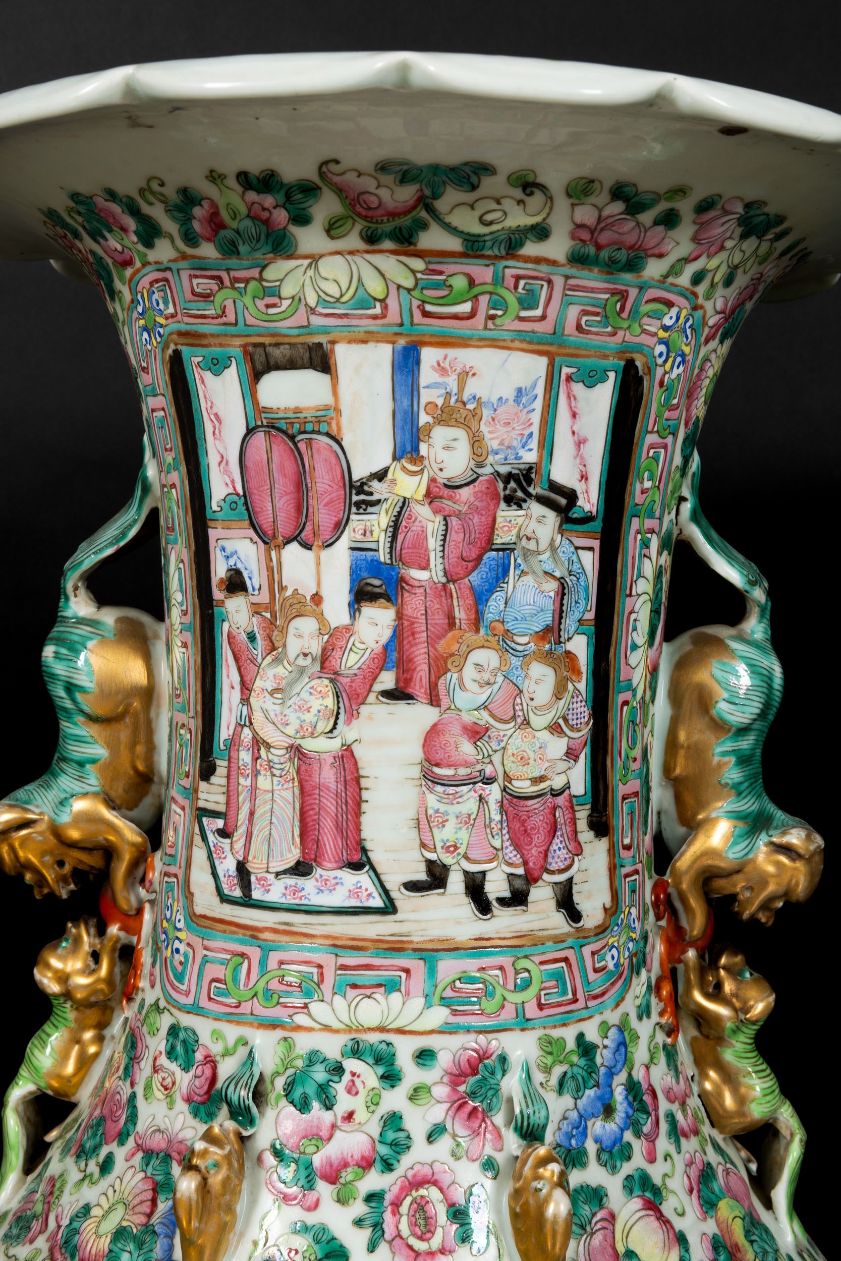 Coppia di Grandi Vasi in Porcellana Famiglia Rosa con Scene di Vita Comune Entro Riserve, Decori ...