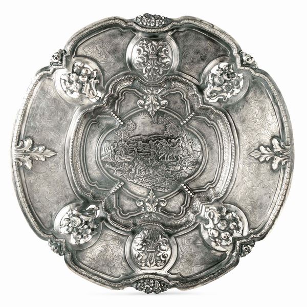 Grande piatto da parata circolare sagomato. Argenteria artistica milanese dell'inizio del XIX-XX secolo, nei modi dell'orafo Stanislao Borghi