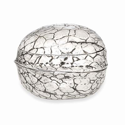 Scatola a Forma di Noce. Argentiere Ilario Pradella, Milano, per Mario Buccellati. Italia XX Seco...