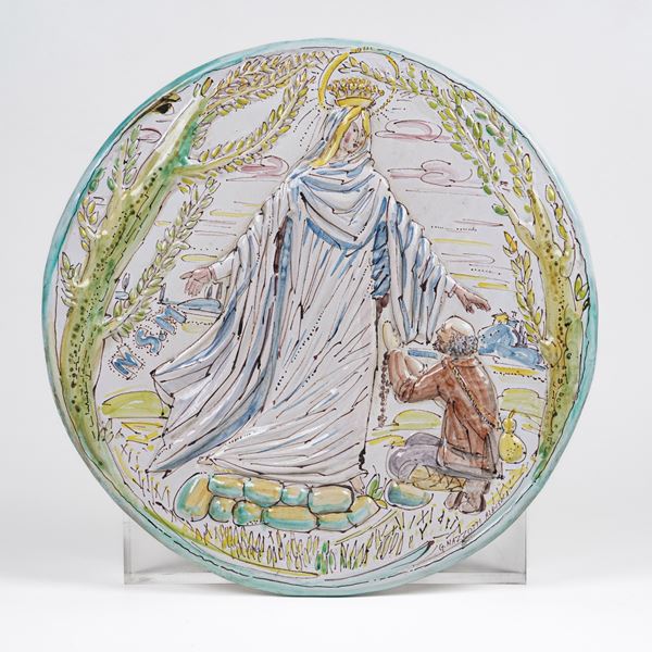 Targa a rilievo basso con vergine e Beato Botta. Albisola, Manifattura Giuseppe Mazzotti, XX secolo.