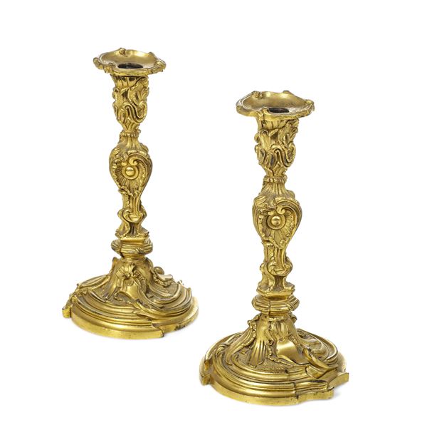 Coppia di candelieri in bronzo dorato. XIX secolo