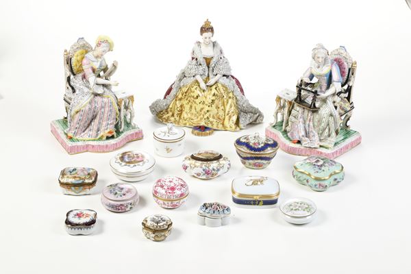 Tre grandi figure e tredici scatoline. Manifatture diverse, XX secolo.