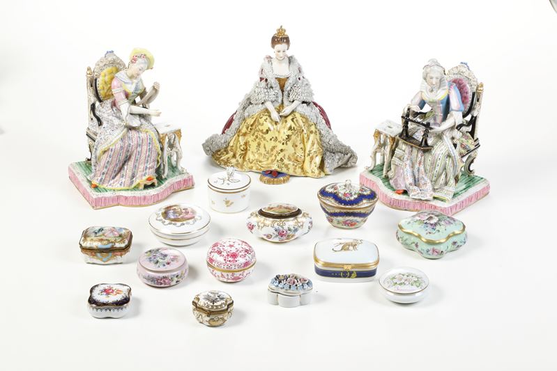 Tre grandi figure e tredici scatoline. Manifatture diverse, XX secolo.  - Asta Ceramiche e vetri  - Cambi Casa d'Aste