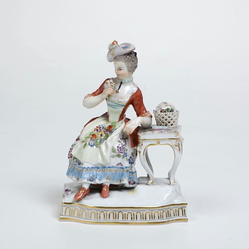 Figurina. Meissen, XX secolo. Modello di Johann Carl Schönheit, 1772.  - Asta Maioliche e Porcellane da Collezione - Cambi Casa d'Aste