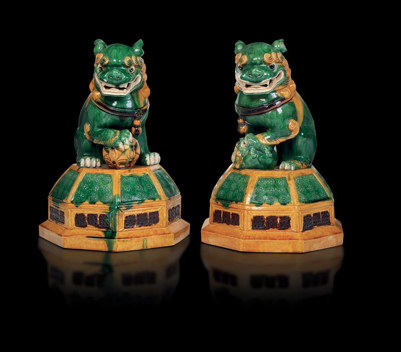 Coppia di cani di Pho in ceramica Sancai, Cina, XX secolo  - Asta Arte Orientale - II - Cambi Casa d'Aste