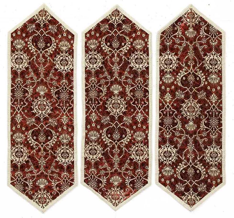 Tre tessuti in velluto Bordeaux, XX secolo  - Auction Carpets - Cambi Casa d'Aste