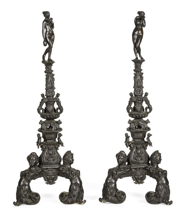 Monumentale coppia di alari. Fonditore italiano del XVIII secolo. Nei modi della scultura veneta tardo manierista prossima a Tiziano Aspetti (1559-1606)