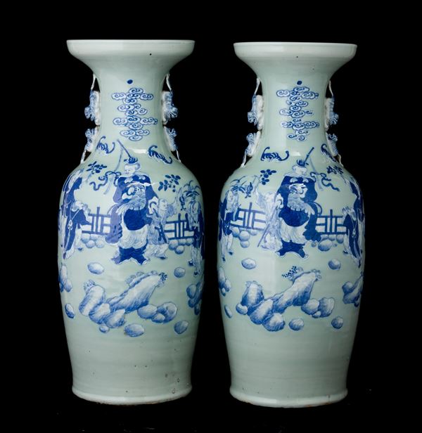 Coppia di vasi in porcellana Celadon con raffigurazione di saggi entro paesaggio sui toni del bianco e del blu e anse a forma di draghetti, Cina, Dinastia Qing, XIX secolo