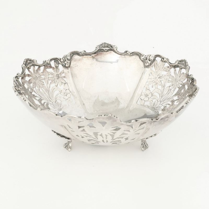 Cestino in metallo argentato. XX secolo  - Asta Argenti - Cambi Casa d'Aste