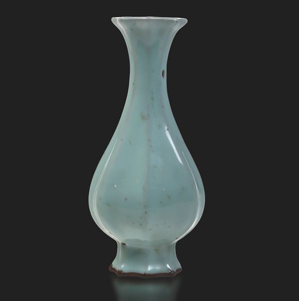 Vaso in porcellana Claire de Lune, Cina,  Dinastia Qing, epoca Qianlong, XVIII secolo