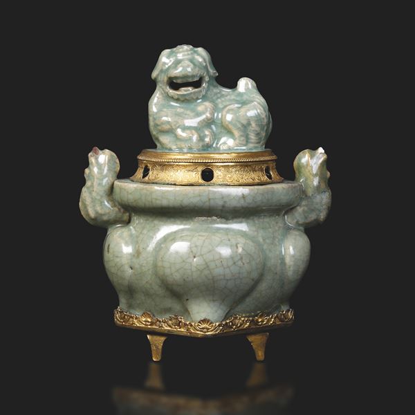 Incensiere in porcellana Celadon Longquan con pressa del coperchio a foggia di cane di Pho e piccole anse sagomate, Cina, Dinastia Ming, XVII secolo