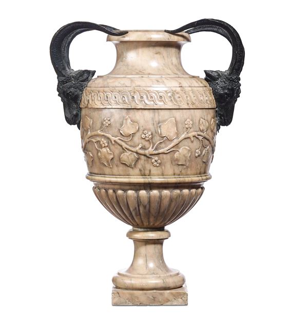 Grande vaso di gusto classico in marmo giallo con manici in bronzo a foggia di teste di arieti, XIX secolo