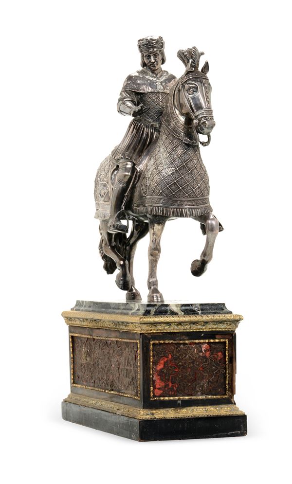 Importante scultura equestre in argento fuso e cesellato raffigurante Re Luigi IX. Arte francese o italiana del XIX secolo. Apparentemente privo di punzonatura
