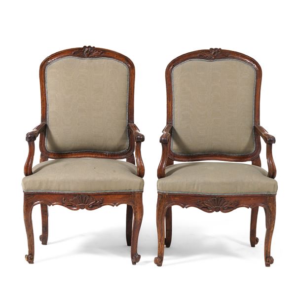Coppia di poltrone in legno intagliato. XVIII secolo