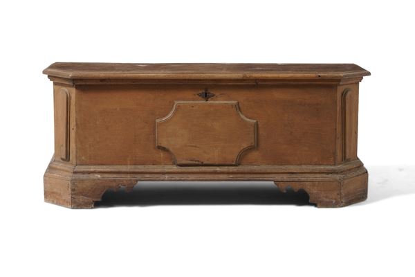 Cassapanca in legno intagliato. XIX secolo