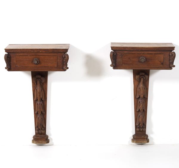 Coppia di comodini da parete in legno intagliato. XIX-XX secolo