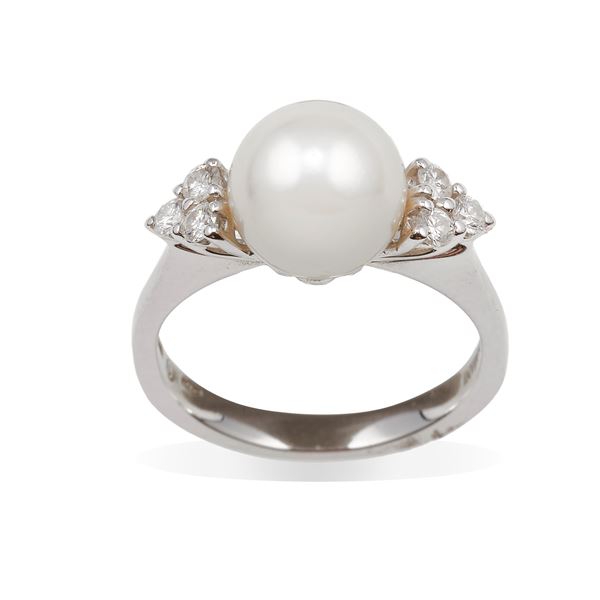 Cultured pearl and diamond ring. Signed Damiani